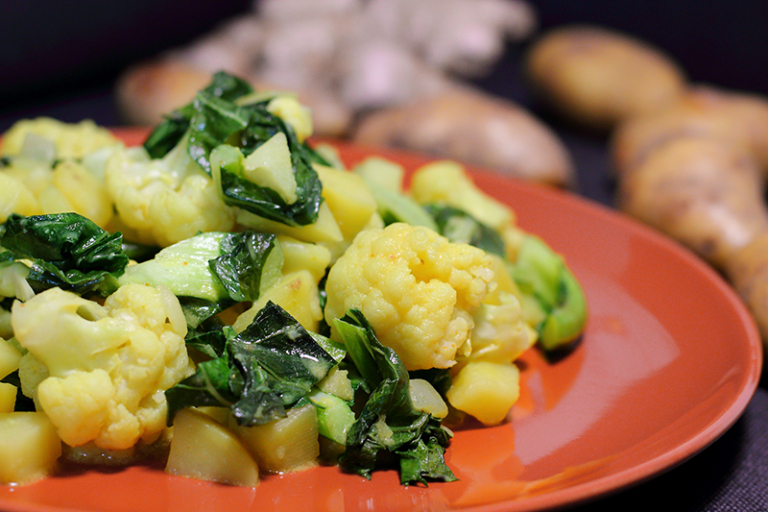 Köstliches Veganes Blumenkohl Curry Mit Kartoffeln In Kokosmilch