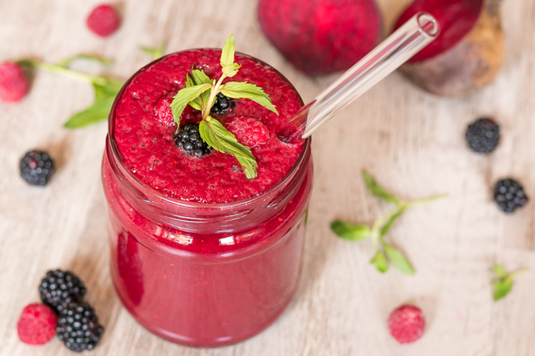 Fruchtiger Beeren Smoothie mit Rote Bete – lecker, vegan &amp; gesund