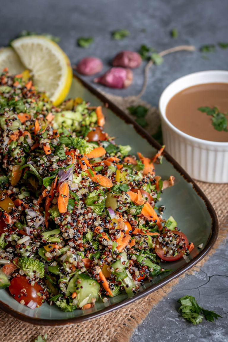 Veganer Sommersalat mit Quinoa und Sesam-Balsamico-Dressing