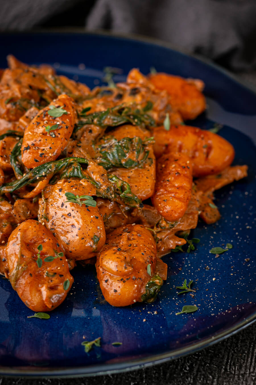 Kürbis Gnocchi in cremiger Pilz-Spinat-Soße – vegan & lecker